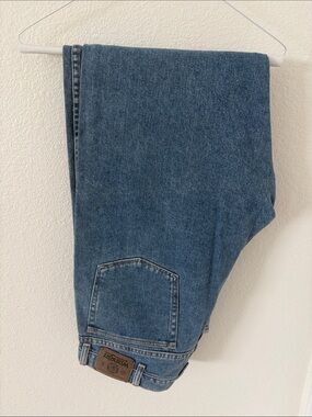 Wrangler Relaxed Fit Men's Denim Jeans in Medium Blue